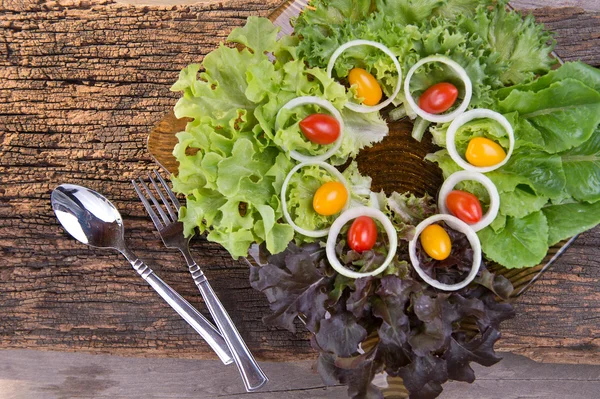Gesunde Lebensmittel mit frischen Zutaten für Salat — Stockfoto
