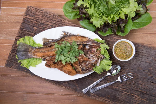 Menù thailandese, dentice fritto con salsa di peperoncino e verdure verdi. Thai cibo set sono decorare su piatto di legno . — Foto Stock