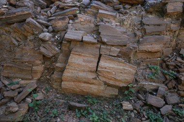 Asfalt ve toprak tabakası altında Jeoloji Bilimleri