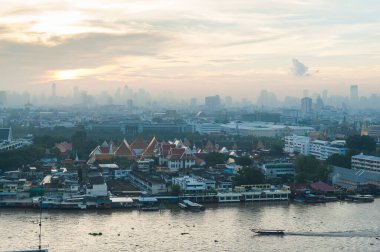 Sabahki sis. Chao Phraya nehri ve Bangkok şehri, Tayland manzarası.