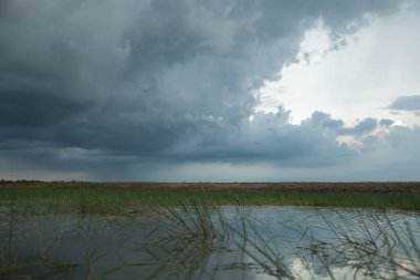 Göl, Buriram, Tayland 'da Fırtına ve Bulutlar