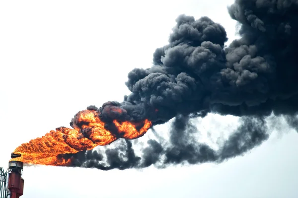 Fumée lourde provenant de cheminées industrielles polluant l'environnement — Photo