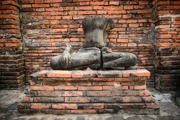 Escultura en Wat Chaiwatthanaram, un templo budista en la ciudad —  Fotos de Stock