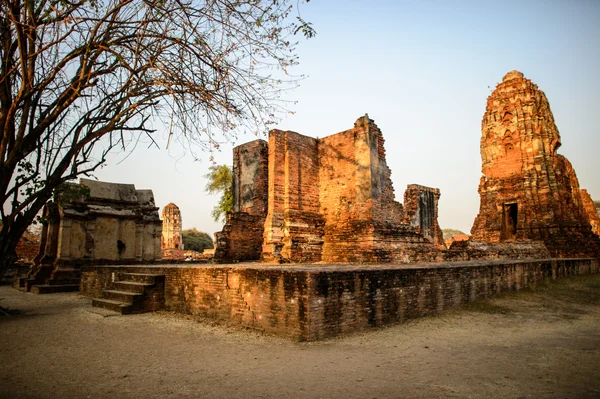 Visão geral dos templos de Ayutthaya na Tailândia. Ruínas de bric antigo — Fotografia de Stock