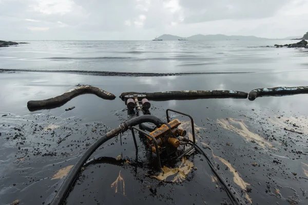 Ropy na olej rozlít nehoda na Ao Prao Beach na ostrov Samet — Stock fotografie