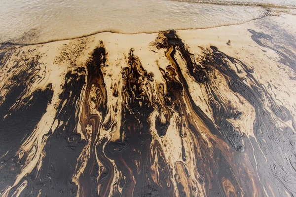 석유에 원유 유출 사고 사 멧 섬에서 아오 프라 오 비치에 — 스톡 사진