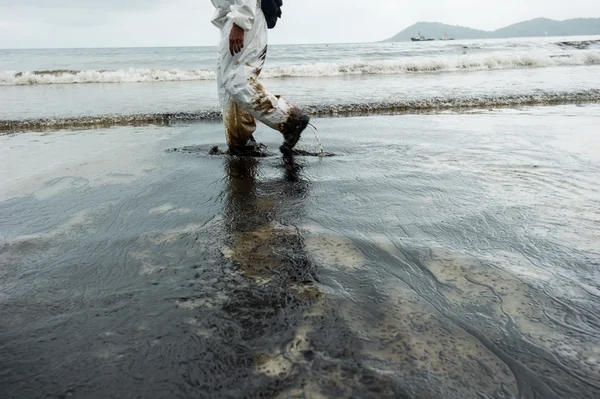 Minyak mentah pada kecelakaan tumpahan minyak di Pantai Ao Prao di pulau Samet — Stok Foto