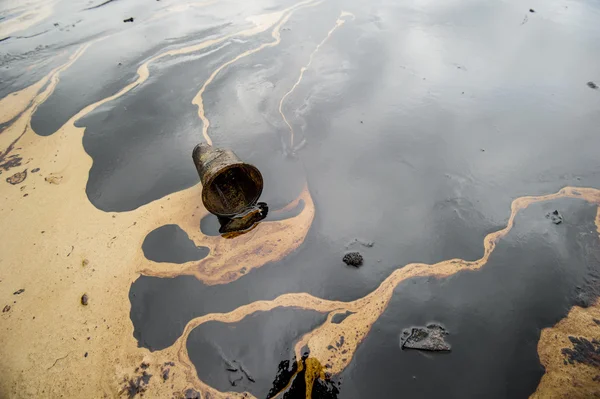 Petróleo crudo en accidente de derrame de petróleo en la playa de Ao Prao en la isla de Samet — Foto de Stock