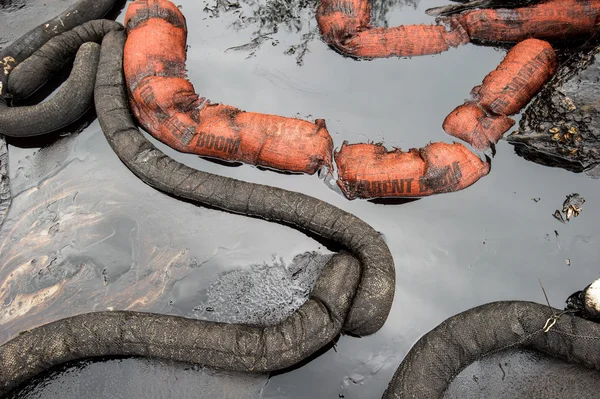 Ruwe olie over oil spill ongeval op Ao Prao Beach bij Samet island — Stockfoto