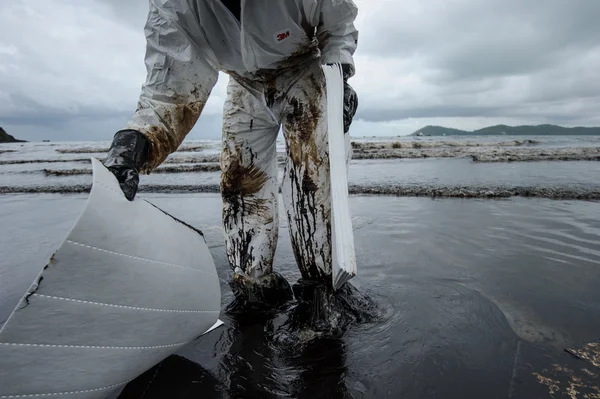 Petróleo crudo en accidente de derrame de petróleo en la playa de Ao Prao en la isla de Samet — Foto de Stock