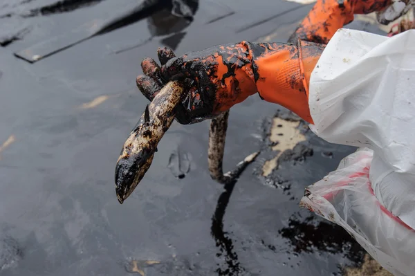 Ruwe olie over oil spill ongeval op Ao Prao Beach bij Samet island — Stockfoto