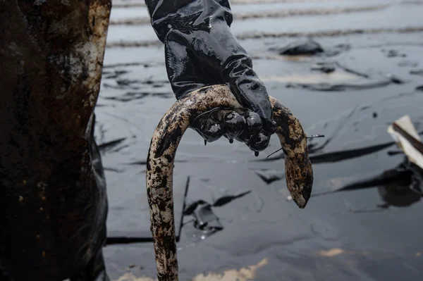 Ruwe olie over oil spill ongeval op Ao Prao Beach bij Samet island — Stockfoto
