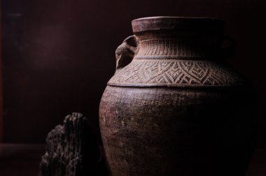 Karanlık oda ayakta hamurlu sürahi