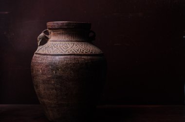 Toprak karanlık oda veya boşaltmak taşlarla üzerinde duran sürahi