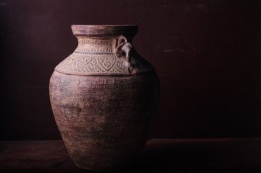 Toprak karanlık oda veya boşaltmak taşlarla üzerinde duran sürahi