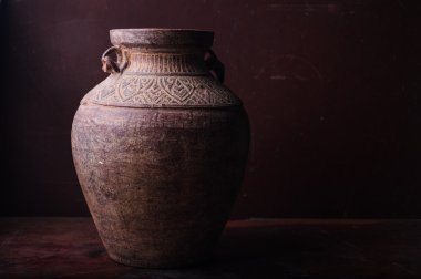 Toprak karanlık oda veya boşaltmak taşlarla üzerinde duran sürahi
