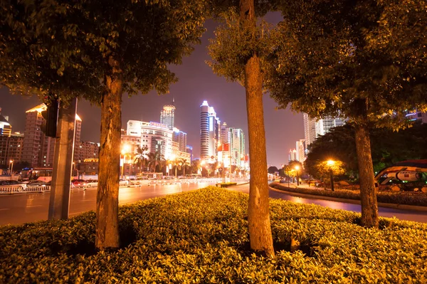 Ciudad moderna por la noche, Nanning, China — Foto de Stock