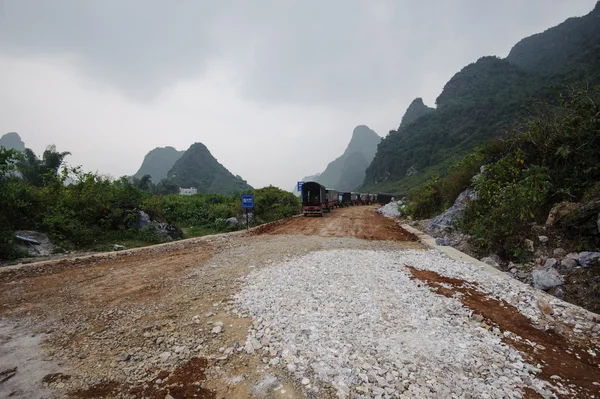 Chemin de terre dans les montagnes — Photo