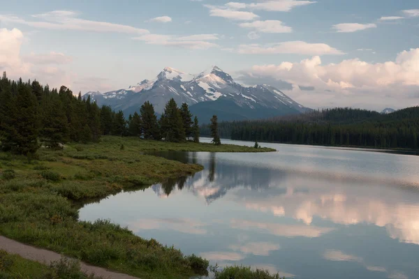 Lago Maligne en el parque nacional Jasper, Alberta, Canadá Stock —  Fotos de Stock