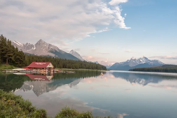 Maligne see im jasper nationalpark, alberta, canada - stock — Stockfoto