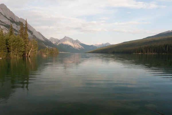 Малинье озеро в национальном парке Джаспер, Альберта, Канада - общ. — стоковое фото