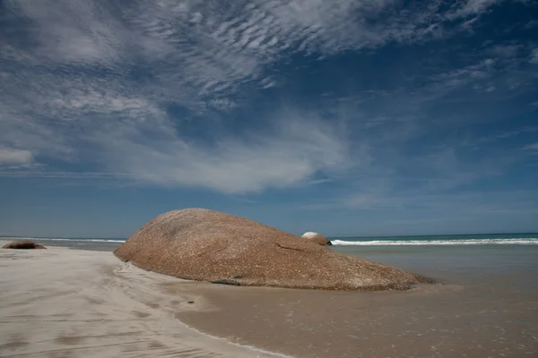 Felsen am Strand — Stockfoto