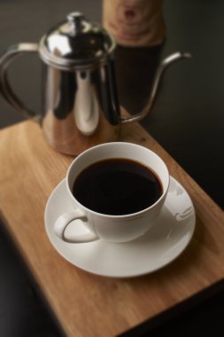 ahşap masa üzerinde sıcak kahve