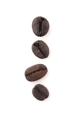 Beyaz arka planda kahve çekirdekleri