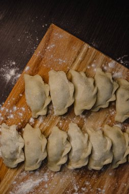 Tahtaya dizilmiş taze geleneksel hamur tatlısı..