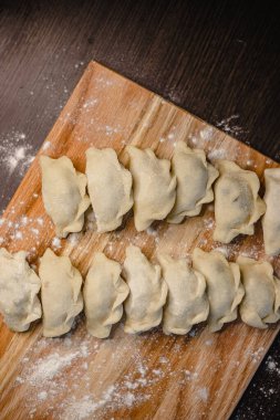 Tahtada un tozuyla ev yapımı taze hamur tatlısı..