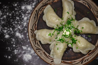 Lezzetli ev yapımı hamur köfteleri, taze maydanozlu, sade tabakta garnitür..