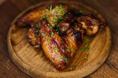 Tahta tabakta otlarla ızgara tavuk kanadı..