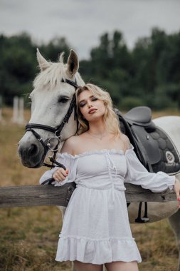 Beyaz atlı, beyaz atlı, beyaz bir kadın..