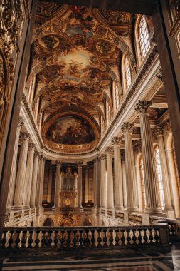 Görkemli mimari ve dekoratif tavan sanatı büyük bir tarihi binanın içinde..