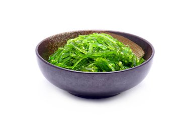Chuka Wakame Salatası beyaz arka planda izole edilmiş ahşap kasede. Meşhur Japon aperatifi