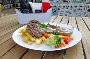 Wagyu bifteği, sebze ve patates kızartması ile servis edilir. Seçici odak