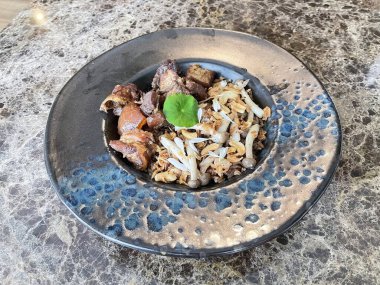 Mantar, domuz eti ve Tayland eritimi ile servis edilen çikolatalı pilav.