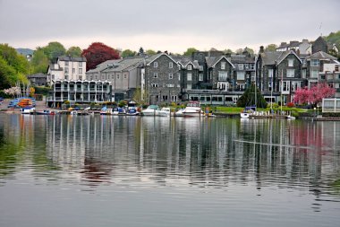 Renkli bahar mevsiminde İngiltere Windermiere Gölü 'nün güzel göl manzarası