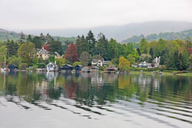 Renkli bahar mevsiminde İngiltere Windermiere Gölü 'nün güzel göl manzarası