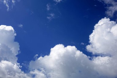 Yaz mevsiminde güzel bulutlar mavi gökyüzünde beyaz bulutlar