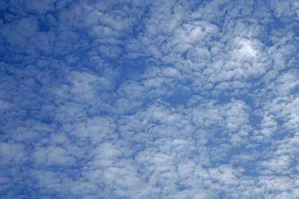 青空に白い雲が広がる夏の美しい雲景 — ストック写真