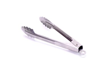 Mutfak maşaları beyaz arka planda izole edilmiş. Paslanmaz çelik yemek maşası.