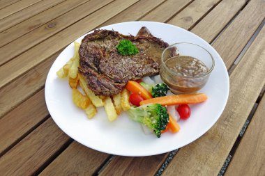 Sebze ve patates kızartmasıyla servis edilen Wagyu bifteği. Seçici odak