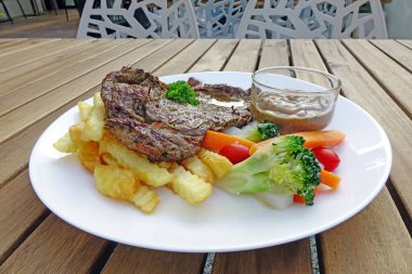 Sebze ve patates kızartmasıyla servis edilen Wagyu bifteği. Seçici odak