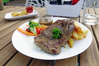 Sebze ve patates kızartmasıyla servis edilen Wagyu bifteği. Seçici odak