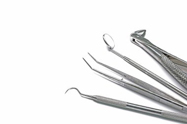 Beyaz arkaplanda izole edilmiş dişçi araçları, boşluğu kopyala