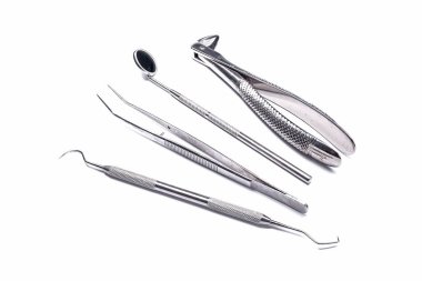 Beyaz arkaplanda izole edilmiş dişçi araçları