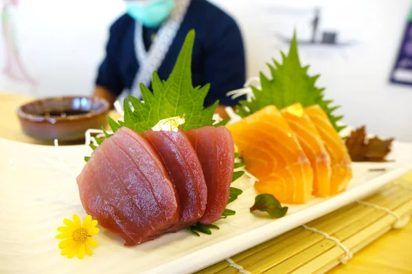 金枪鱼和鲑鱼生鱼片 日本菜 — 图库照片