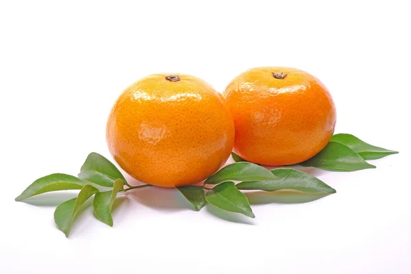 Naranjas Con Hoja Verde Sobre Fondo Blanco Aislar —  Fotos de Stock