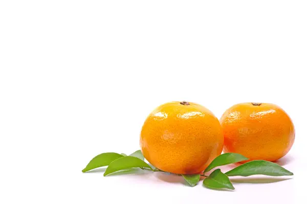 Naranjas Con Hoja Verde Sobre Fondo Blanco Aislar — Foto de Stock